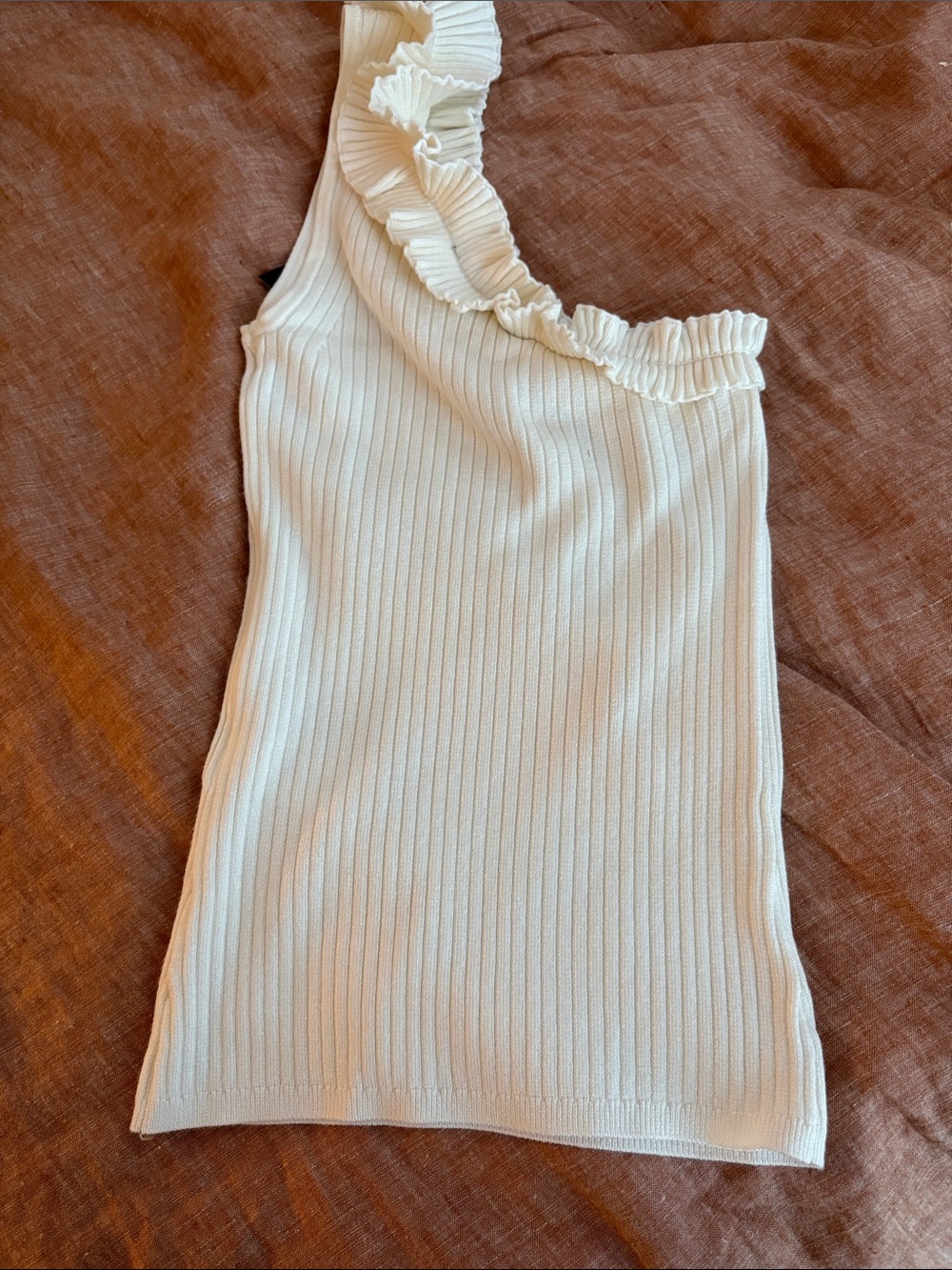 White House Black Market NWT One-Shoulder Ruffle Ribbed Tank in Ivory - Picture 5 of 11